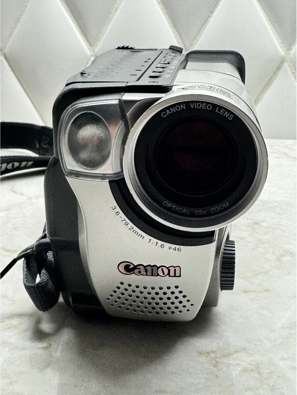 Canon ES8400V Hi8 8mm Video Camcorder w/ Bag, Charger, Manual - 22x Optical Zoom